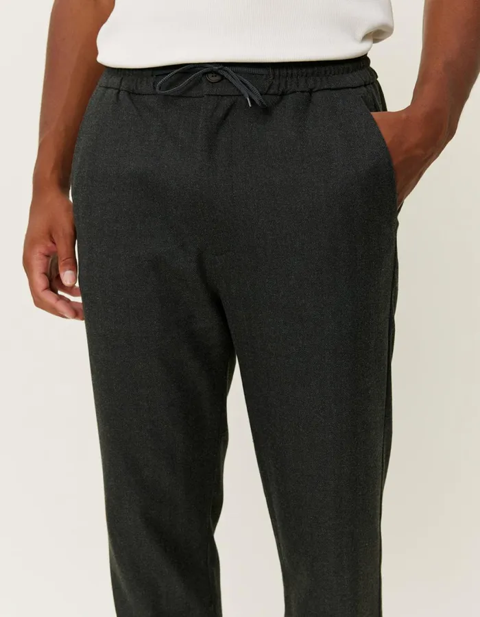 Men Como Herringbone Tapered Drawstring Pants 8211 CharcoalGrey Melange Les Deux Pants
