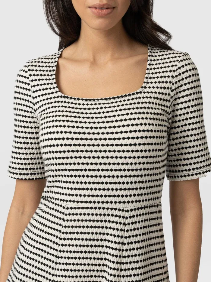 Saint And Sofia Dresses Women Darcey Short Sleeve Flared Dress 8211 Monochrome Jacquard Monochrome Jacquard