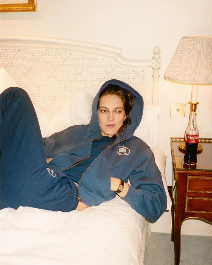 Sporty and Rich Sweatshirts Women Bristol Crest 100th Cropped Zip Hoodie 8211 NavyCream
